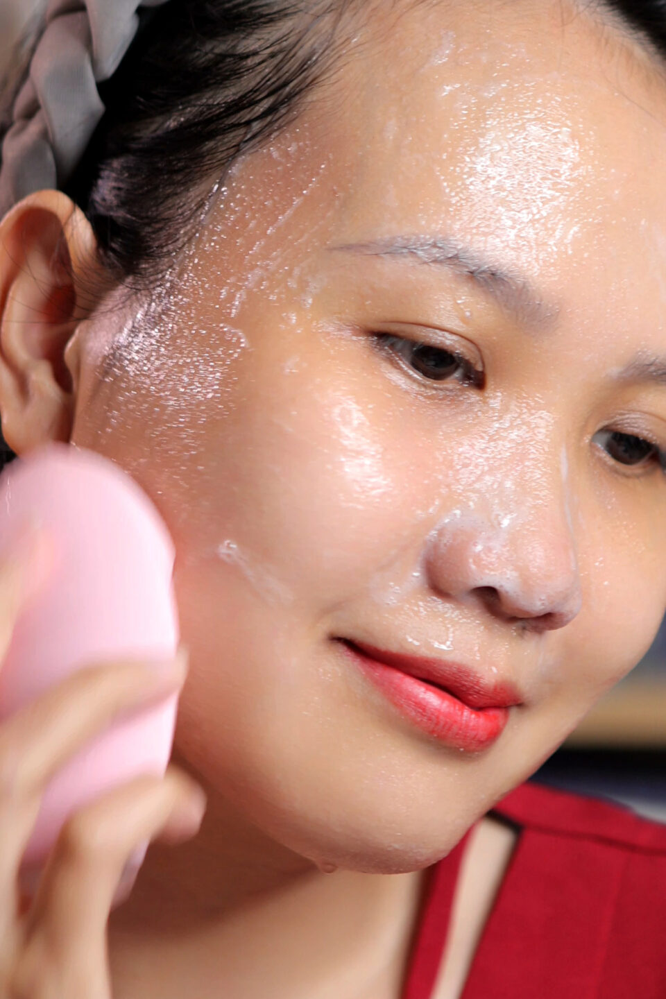 Sữa rửa mặt sen Hậu Giang Cocoon làm sạch dịu êm 8