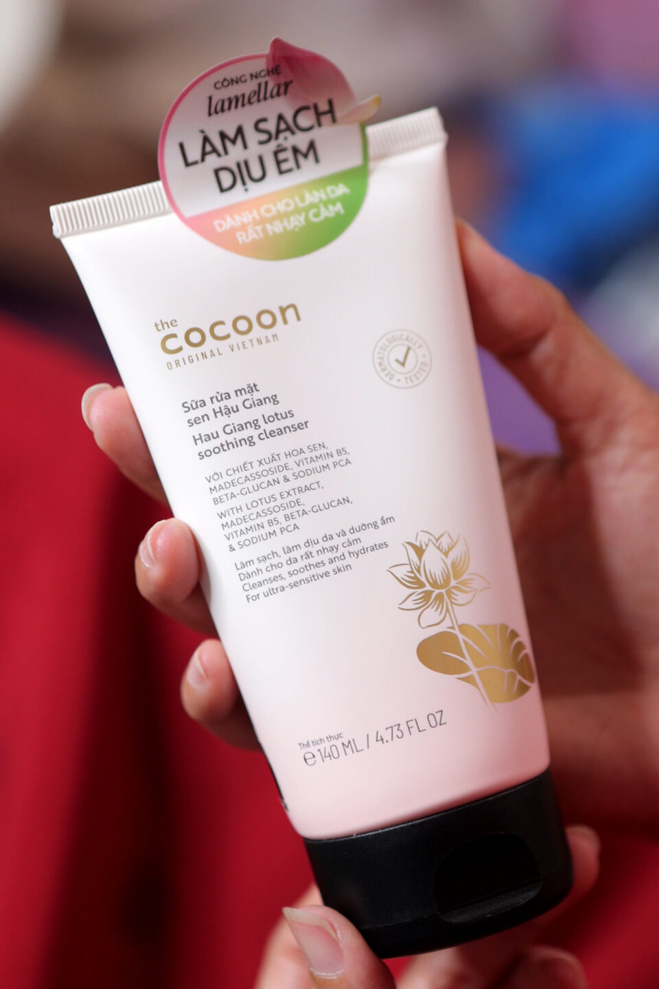 Sữa rửa mặt sen Hậu Giang Cocoon làm sạch dịu êm 4 Sữa rửa mặt sen Hậu Giang Cocoon làm sạch dịu êm 4