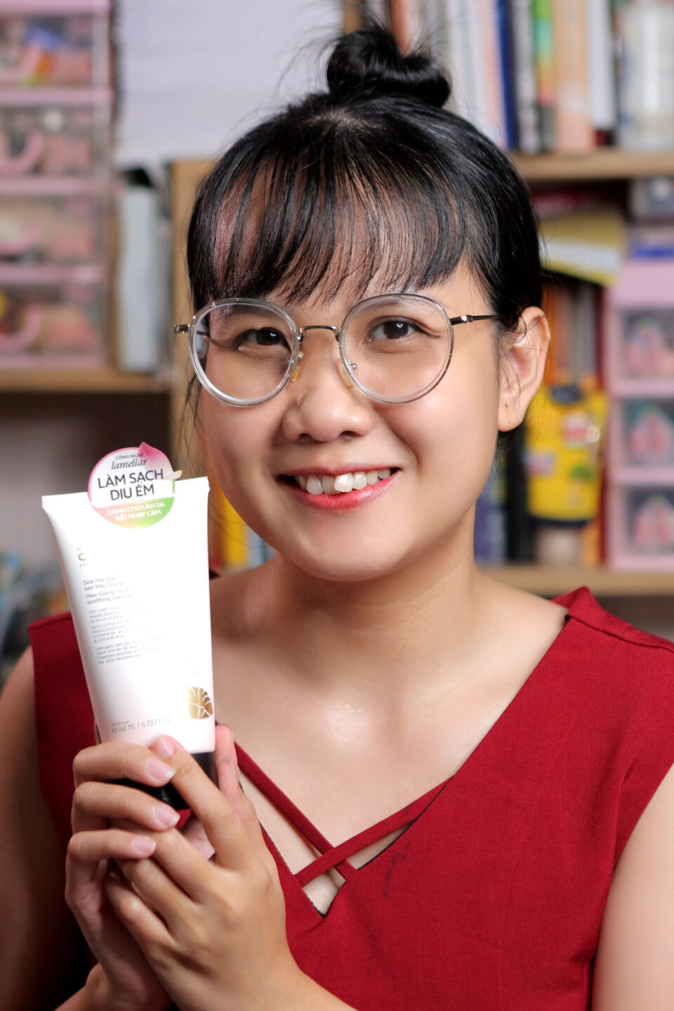 Sữa rửa mặt sen Hậu Giang Cocoon làm sạch dịu êm 9